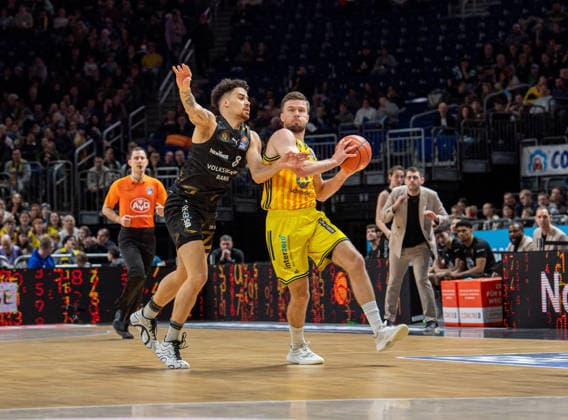 Basketball, Men, Season 2025 2026, easyCredit BBL 13 Matchday, Catch-up match , Alba Berlin Löwen Braunschweig, v l Joshua Obiesie Braunschweig , Martin Hermannsson Alba , 31 12 2025, Copyright: xSebastianxRäppold MatthiasxKochx