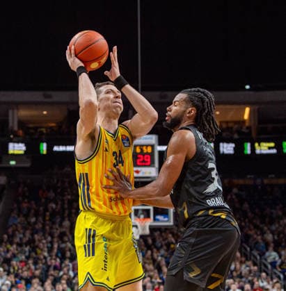 Basketball, Men, Season 2025 2026, easyCredit BBL 13 Matchday, Catch-up match , Alba Berlin Löwen Braunschweig, v l Justin Bean Alba , Chip Flanigan Braunschweig , 31 12 2025, Copyright: xSebastianxRäppold MatthiasxKochx