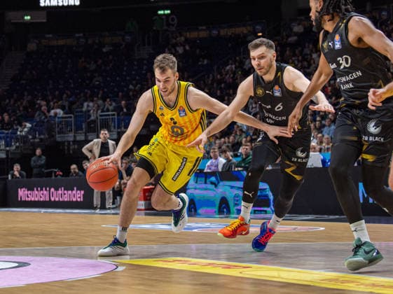 Basketball, Men, Season 2025 2026, easyCredit BBL 13 Matchday, Catch-up match , Alba Berlin Löwen Braunschweig, f l Malte Delow Alba , Ferdinand Zylka Braunschweig , Chip Flanigan Braunschweig , 31 12 2025, Copyright: xSebastianxRäppold MatthiasxKochx