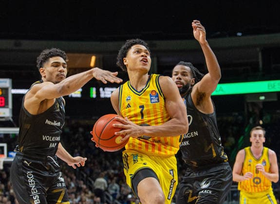 Basketball, Men, Season 2025 2026, easyCredit BBL 13 Matchday, Catch-up match , Alba Berlin Löwen Braunschweig, v l Adrian Worthy Braunschweig , Jack Kayil Alba , Chip Flanigan Braunschweig , 31 12 2025, Copyright: xSebastianxRäppold MatthiasxKochx