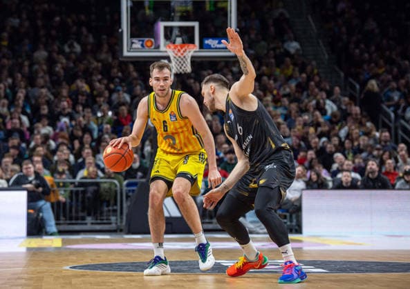 Basketball, Men, Season 2025 2026, easyCredit BBL 13 Matchday, Catch-up match , Alba Berlin Löwen Braunschweig, f l Malte Delow Alba , Ferdinand Zylka Braunschweig , 31 12 2025, Copyright: xSebastianxRäppold MatthiasxKochx