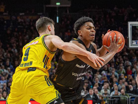 Basketball, Herren, Saison 2025 2026, easyCredit BBL (13. Spieltag, Nachholspiel), Alba Berlin - Löwen Braunschweig, v.l. Jonas Mattiseck (Alba), Grant Sherfield (Braunschweig), 31.12.2025, Copyright: xSebastianxRäppold MatthiasxKochx