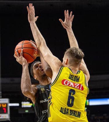 Basketball, Herren, Saison 2025 2026, easyCredit BBL (13. Spieltag, Nachholspiel), Alba Berlin - Löwen Braunschweig, v.l. David N Guessan (Braunschweig), Malte Delow (Alba), 31.12.2025, Copyright: xSebastianxRäppold MatthiasxKochx