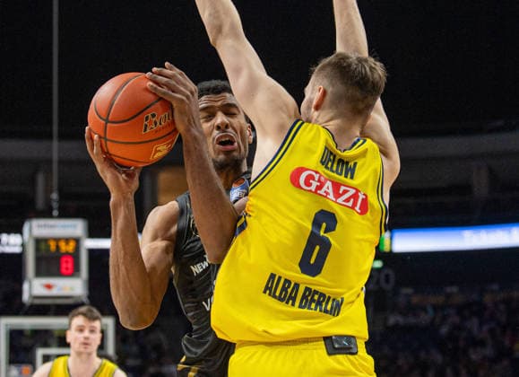 Basketball, Herren, Saison 2025 2026, easyCredit BBL (13. Spieltag, Nachholspiel), Alba Berlin - Löwen Braunschweig, v.l. David N Guessan (Braunschweig), Malte Delow (Alba), 31.12.2025, Copyright: xSebastianxRäppold MatthiasxKochx