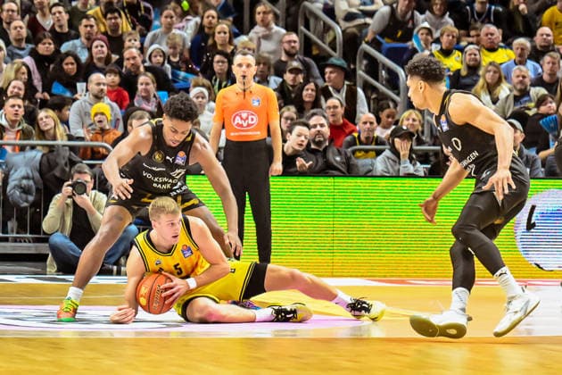 31 12 2025, xlakx, Basketball easyCredit BBL Bundesliga, Alba Berlin Basketball Löwen Braunschweig v l Grant Sherfield Basketball Löwen Braunschweig , Sam Griesel Alba Berlin , Adrian Worthy Basketball Löwen Braunschweig duel, duel, fight, tackle Berlin Daniel Lakomski