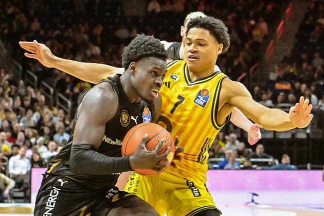 31 12 2025, xlakx, Basketball easyCredit BBL Bundesliga, Alba Berlin Basketball Löwen Braunschweig v l Barra Njie Basketball Löwen Braunschweig , Jack Kayil Alba Berlin duel, duel, fight, tackle Berlin Daniel Lakomski