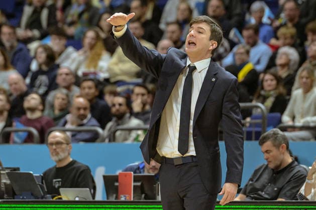31 12 2025, xlakx, Basketball easyCredit BBL Bundesliga, Alba Berlin Basketball Löwen Braunschweig v l Pedro Calles Alba Berlin coach gives instructions, gesticulates with arms, gesticulate, gives instructions Berlin Daniel Lakomski