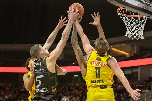 31 12 2025, xlakx, Basketball easyCredit BBL Bundesliga, Alba Berlin Basketball Löwen Braunschweig v l Luka Scuka Basketball Löwen Braunschweig , Moses Wood Alba Berlin duel, duel, fight, tackle Berlin Daniel Lakomski