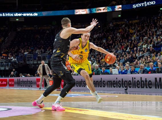 Basketball, Men, Season 2025 2026, easyCredit BBL 13 Matchday, Catch-up match , Alba Berlin Löwen Braunschweig, v l Luka Scuka Braunschweig , Moses Wood Alba , 31 12 2025, Copyright: xSebastianxRäppold MatthiasxKochx