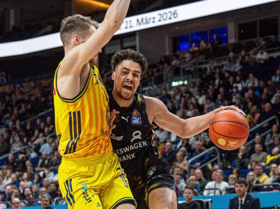 Basketball, Men, Season 2025 2026, easyCredit BBL 13 Matchday, Catch-up match , Alba Berlin Löwen Braunschweig, f l Malte Delow Alba , Joshua Obiesie Braunschweig , 31 12 2025, Copyright: xSebastianxRäppold MatthiasxKochx