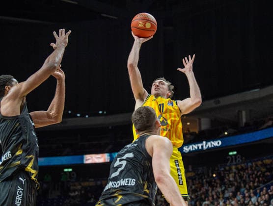 Basketball, Men, Season 2025 2026, easyCredit BBL 13 Matchday, Catch-up match , Alba Berlin Löwen Braunschweig, f l David N Guessan Braunschweig , Luka Scuka Braunschweig , Moses Wood Alba , 31 12 2025, Copyright: xSebastianxRäppold MatthiasxKochx