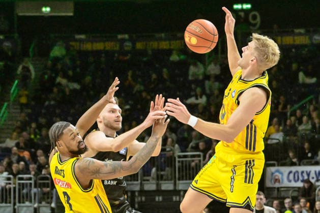 31 12 2025, xlakx, Basketball easyCredit BBL Bundesliga, Alba Berlin Basketball Löwen Braunschweig v l J Wan Roberts Alba Berlin , Ferdinand Zylka Basketball Löwen Braunschweig , Sam Griesel Alba Berlin duel, duel, fight, tackle Berlin Daniel Lakomski