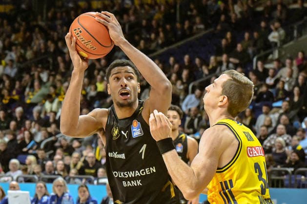 31 12 2025, xlakx, Basketball easyCredit BBL Bundesliga, Alba Berlin Basketball Löwen Braunschweig v l David N™Guessan Basketball Löwen Braunschweig , Justin Bean Alba Berlin duel, duel, fight, tackle Berlin Daniel Lakomski