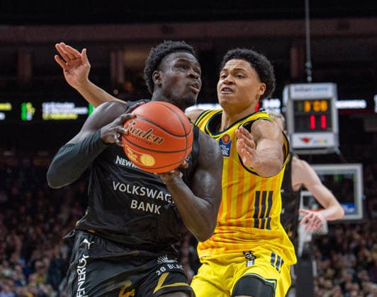 Basketball, Men, Season 2025 2026, easyCredit BBL 13 Matchday, Catch-up match , Alba Berlin Löwen Braunschweig, v l Barra Njie Braunschweig , Jack Kayil Alba , 31 12 2025, Copyright: xSebastianxRäppold MatthiasxKochx