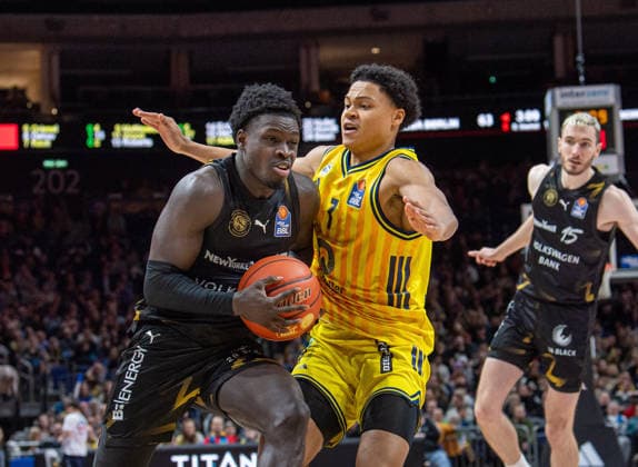 Basketball, Men, Season 2025 2026, easyCredit BBL 13 Matchday, Catch-up match , Alba Berlin Löwen Braunschweig, v l Barra Njie Braunschweig , Jack Kayil Alba , 31 12 2025, Copyright: xSebastianxRäppold MatthiasxKochx