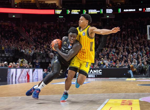 Basketball, Men, Season 2025 2026, easyCredit BBL 13 Matchday, Catch-up match , Alba Berlin Löwen Braunschweig, v l Barra Njie Braunschweig , Jack Kayil Alba , 31 12 2025, Copyright: xSebastianxRäppold MatthiasxKochx