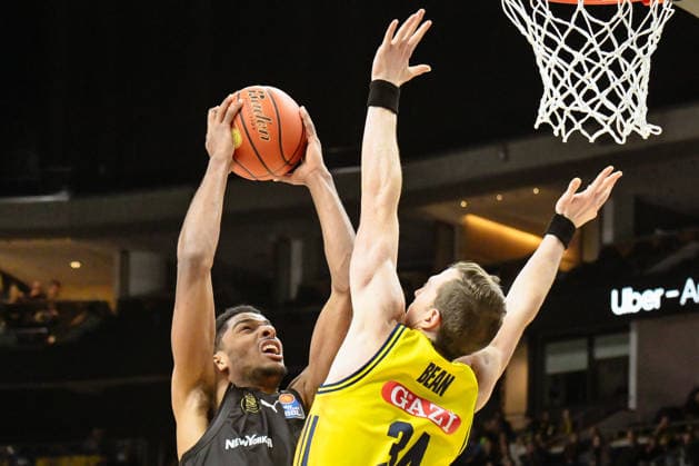 31 12 2025, xlakx, Basketball easyCredit BBL Bundesliga, Alba Berlin Basketball Löwen Braunschweig v l David N™Guessan Basketball Löwen Braunschweig , Justin Bean Alba Berlin goes for the basket Berlin Daniel Lakomski