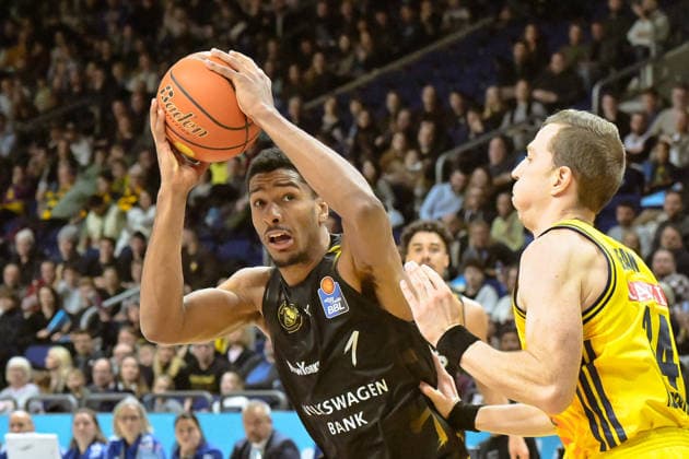 31 12 2025, xlakx, Basketball easyCredit BBL Bundesliga, Alba Berlin Basketball Löwen Braunschweig v l David N™Guessan Basketball Löwen Braunschweig , Justin Bean Alba Berlin duel, duel, fight, tackle Berlin Daniel Lakomski