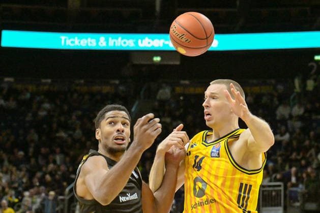 31 12 2025, xlakx, Basketball easyCredit BBL Bundesliga, Alba Berlin Basketball Löwen Braunschweig v l David N™Guessan Basketball Löwen Braunschweig , Martynas Echodas Alba Berlin duel, duel, fight, tackle Berlin Daniel Lakomski