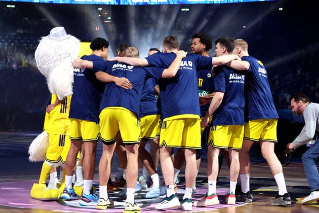 DEU, easyCredit BBL, ALBA vs Loewen Braunschweig, 31 12 2025, Uber Arena, Berlin, DEU, easyCredit BBL, ALBA vs Loewen Braunschweig, in the picture ALBA players circle nordphotoxGmbHx xEngler nph00076