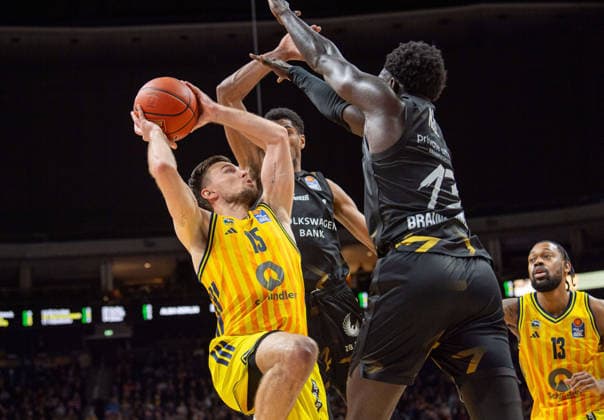 Basketball, Men, Season 2025 2026, easyCredit BBL 13 Matchday, Catch-up match , Alba Berlin Löwen Braunschweig, f l Martin Hermannsson Alba , David N Guessan Braunschweig , Barra Njie Braunschweig , 31 12 2025, Copyright: xSebastianxRäppold MatthiasxKochx
