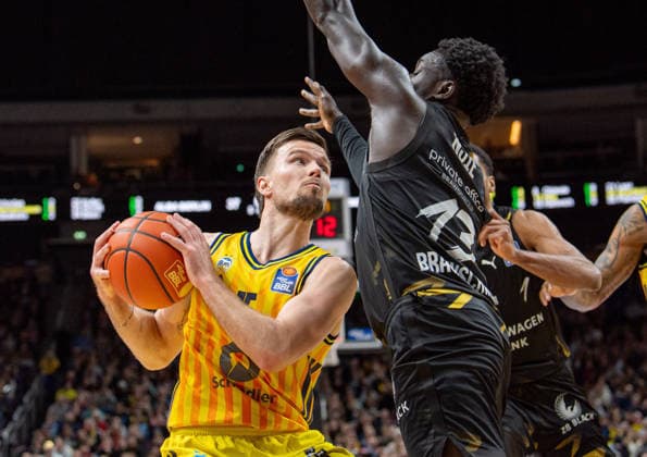 Basketball, Men, Season 2025 2026, easyCredit BBL 13 Matchday, Catch-up match , Alba Berlin Löwen Braunschweig, v l Martin Hermannsson Alba , Barra Njie Braunschweig , 31 12 2025, Copyright: xSebastianxRäppold MatthiasxKochx
