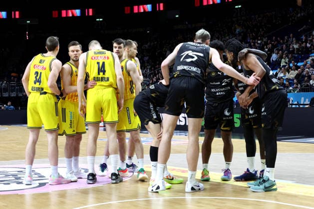 DEU, easyCredit BBL, ALBA vs Loewen Braunschweig, 31 12 2025, Uber Arena, Berlin, DEU, easyCredit BBL, ALBA vs Loewen Braunschweig, in the picture ALBA players circle, Braunschweig players nordphotoxGmbHx xEngler nph00076