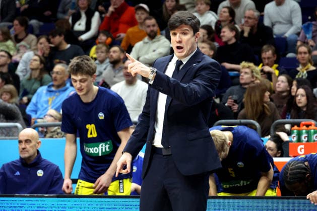 DEU, easyCredit BBL, ALBA vs Loewen Braunschweig, 31 12 2025, Uber Arena, Berlin, DEU, easyCredit BBL, ALBA vs Loewen Braunschweig, in the picture CHEFTRAINER Pedro Calles ALBA Berlin , ALBA players bench nordphotoxGmbHx xEngler nph00076