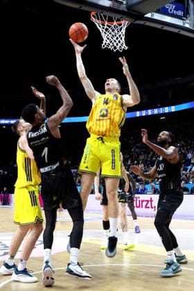 DEU, easyCredit BBL, ALBA vs Loewen Braunschweig, 31 12 2025, Uber Arena, Berlin, DEU, easyCredit BBL, ALBA vs Loewen Braunschweig, pictured Martynas Echodas ALBA Berlin 14 , David NÕGuessan Braunschweig 1 , Benjamin Schroeder Braunschweig 2 nordphotoxGmbHx xEngler nph00076
