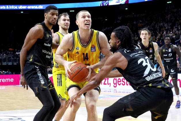 DEU, easyCredit BBL, ALBA vs Loewen Braunschweig, 31 12 2025, Uber Arena, Berlin, DEU, easyCredit BBL, ALBA vs Loewen Braunschweig, pictured Martynas Echodas ALBA Berlin 14 , David NÕGuessan Braunschweig 1 , Chip Flanigan Braunschweig 30 nordphotoxGmbHx xEngler nph00076