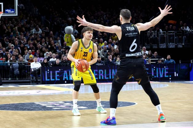 DEU, easyCredit BBL, ALBA vs Loewen Braunschweig, 31 12 2025, Uber Arena, Berlin, DEU, easyCredit BBL, ALBA vs Loewen Braunschweig, pictured Bennet Hundt ALBA Berlin 33 , Ferdinand Zylka Braunschweig 6 nordphotoxGmbHx xEngler nph00076