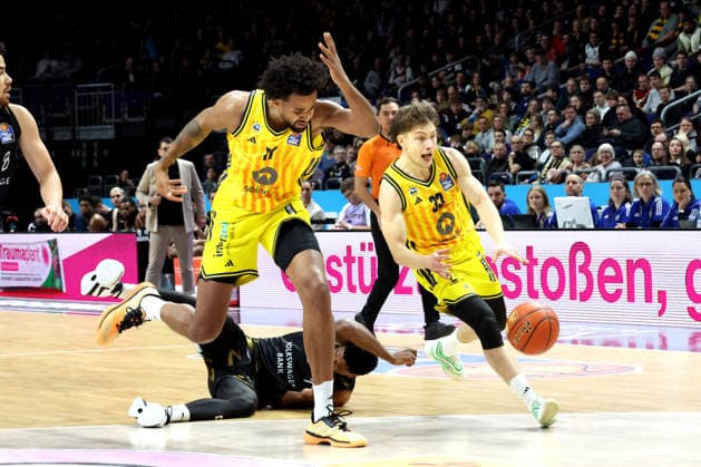DEU, easyCredit BBL, ALBA vs Loewen Braunschweig, 31 12 2025, Uber Arena, Berlin, DEU, easyCredit BBL, ALBA vs Loewen Braunschweig, pictured Bennet Hundt ALBA Berlin 33 , Norris Agbakoko ALBA Berlin 17 , David NÕGuessan Braunschweig 1 nordphotoxGmbHx xEngler nph00076