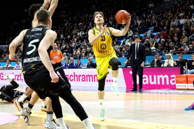 DEU, easyCredit BBL, ALBA vs Loewen Braunschweig, 31 12 2025, Uber Arena, Berlin, DEU, easyCredit BBL, ALBA vs Loewen Braunschweig, pictured Bennet Hundt ALBA Berlin 33 , Luka Scuka Klassen Braunschweig 5 nordphotoxGmbHx xEngler nph00076