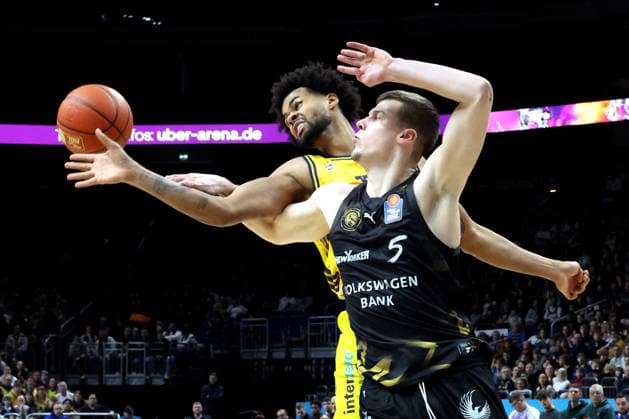 DEU, easyCredit BBL, ALBA vs Loewen Braunschweig, 31 12 2025, Uber Arena, Berlin, DEU, easyCredit BBL, ALBA vs Loewen Braunschweig, in the picture Norris Agbakoko ALBA Berlin 17 , Luka Scuka Klassen Braunschweig 5 nordphotoxGmbHx xEngler nph00076