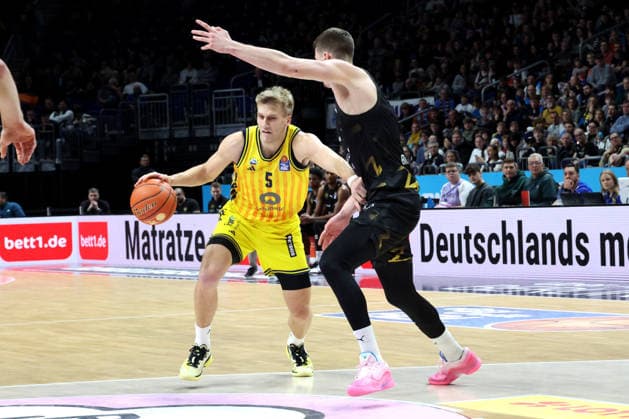 DEU, easyCredit BBL, ALBA vs Loewen Braunschweig, 31 12 2025, Uber Arena, Berlin, DEU, easyCredit BBL, ALBA vs Loewen Braunschweig, pictured Sam Griesel ALBA Berlin 5 , Luka Scuka Klassen Braunschweig 5 nordphotoxGmbHx xEngler nph00076