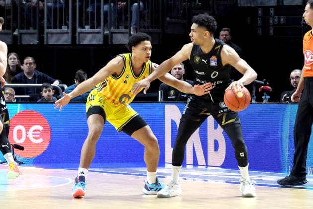 DEU, easyCredit BBL, ALBA vs Loewen Braunschweig, 31 12 2025, Uber Arena, Berlin, DEU, easyCredit BBL, ALBA vs Loewen Braunschweig, pictured Jack Kayil ALBA Berlin 7 , Adrian Worthy Braunschweig 0 nordphotoxGmbHx xEngler nph00076