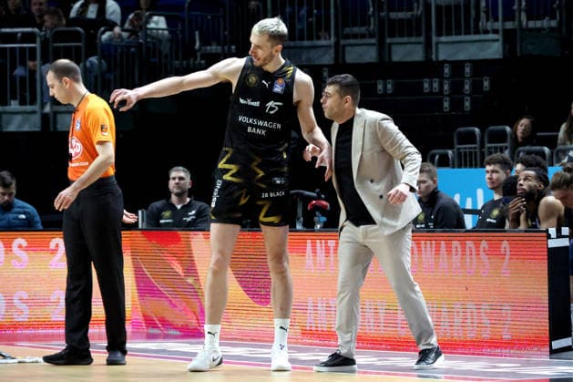 DEU, easyCredit BBL, ALBA vs Loewen Braunschweig, 31 12 2025, Uber Arena, Berlin, DEU, easyCredit BBL, ALBA vs Loewen Braunschweig, in the picture Headcoach KOSTAS PAPAZOGLOU Braunschweig , Philipp Hartwich Braunschweig 15 nordphotoxGmbHx xEngler nph00076