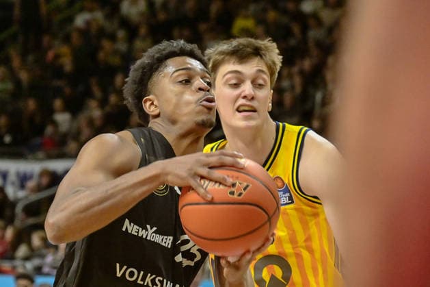 31 12 2025, xlakx, Basketball easyCredit BBL Bundesliga, Alba Berlin Basketball Löwen Braunschweig v l Grant Sherfield Basketball Löwen Braunschweig , Anton Nufer Alba Berlin duel, duel, fight, tackle Berlin Daniel Lakomski