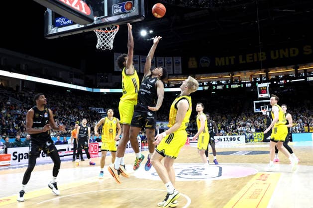 DEU, easyCredit BBL, ALBA vs Loewen Braunschweig, 31 12 2025, Uber Arena, Berlin, DEU, easyCredit BBL, ALBA vs Loewen Braunschweig, in the picture Norris Agbakoko ALBA Berlin 17 , Sam Griesel ALBA Berlin 5 , Grant Sherfield Braunschweig 25 nordphotoxGmbHx xEngler nph00076
