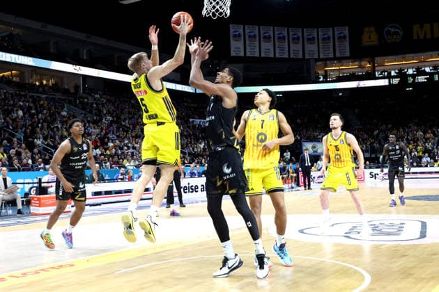 DEU, easyCredit BBL, ALBA vs Loewen Braunschweig, 31 12 2025, Uber Arena, Berlin, DEU, easyCredit BBL, ALBA vs Loewen Braunschweig, pictured Sam Griesel ALBA Berlin 5 , Jack Kayil ALBA Berlin 7 , b1 nordphotoxGmbHx xEngler nph00076
