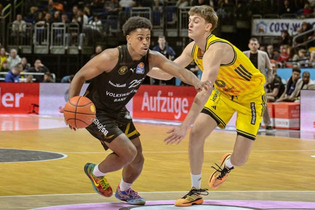 31 12 2025, xlakx, Basketball easyCredit BBL Bundesliga, Alba Berlin Basketball Löwen Braunschweig v l Grant Sherfield Basketball Löwen Braunschweig , Anton Nufer Alba Berlin duel, duel, fight, tackle Berlin Daniel Lakomski