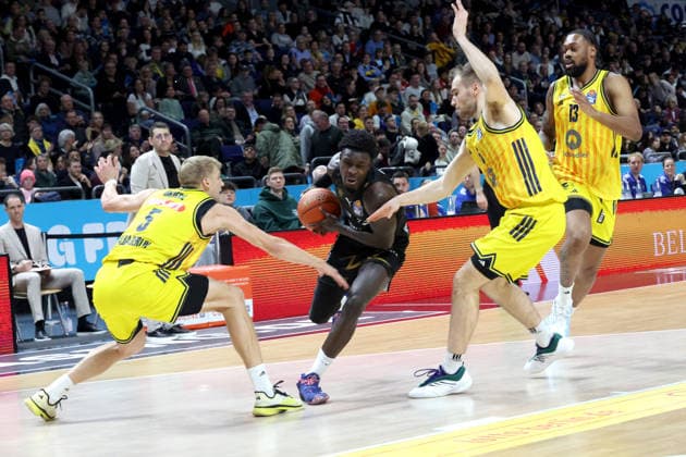 DEU, easyCredit BBL, ALBA vs Loewen Braunschweig, 31 12 2025, Uber Arena, Berlin, DEU, easyCredit BBL, ALBA vs Loewen Braunschweig, pictured Sam Griesel ALBA Berlin 5 , MALTE DELOW ALBA Berlin 6 , J Wan Roberts ALBA Berlin 13 , Adrian Worthy Braunschweig 0 nordphotoxGmbHx xEngler nph00076
