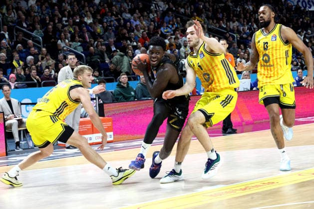 DEU, easyCredit BBL, ALBA vs Loewen Braunschweig, 31 12 2025, Uber Arena, Berlin, DEU, easyCredit BBL, ALBA vs Loewen Braunschweig, pictured Sam Griesel ALBA Berlin 5 , MALTE DELOW ALBA Berlin 6 , J Wan Roberts ALBA Berlin 13 , Adrian Worthy Braunschweig 0 nordphotoxGmbHx xEngler nph00076