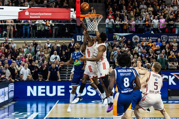 GER, easy Credit Basketball Bundesliga, Rostock Seawolves FC Bayern München Basketball 31 12 2025, Stadthalle, Rostock, GER, easy Credit Basketball Bundesliga, Rostock Seawolves FC Bayern München Basketball D Shawn Schwartz Rostock Seawolves 5 , Isiaha Mike FC Bayern München Basketball 22 , David McCormack FC Bayern München Basketball 33 Foto Alexander Trienitz Rostock Stadthalle Mecklenburg Vorpommern Germany