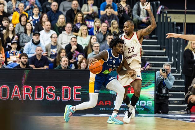 GER, easy Credit Basketball Bundesliga, Rostock Seawolves FC Bayern München Basketball 31 12 2025, Stadthalle, Rostock, GER, easy Credit Basketball Bundesliga, Rostock Seawolves FC Bayern München Basketball Kassim Nicholson Rostock Seawolves 8 , Isiaha Mike FC Bayern München Basketball 22 Foto Alexander Trienitz Rostock Stadthalle Mecklenburg Vorpommern Germany