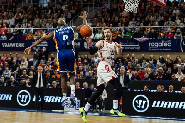 GER, easy Credit Basketball Bundesliga, Rostock Seawolves FC Bayern München Basketball 31 12 2025, Stadthalle, Rostock, GER, easy Credit Basketball Bundesliga, Rostock Seawolves FC Bayern München Basketball Andreas Obst FC Bayern München Basketball 13 , DeAndre Lansdowne Rostock Seawolves 9 Foto Alexander Trienitz Rostock Stadthalle Mecklenburg Vorpommern Germany