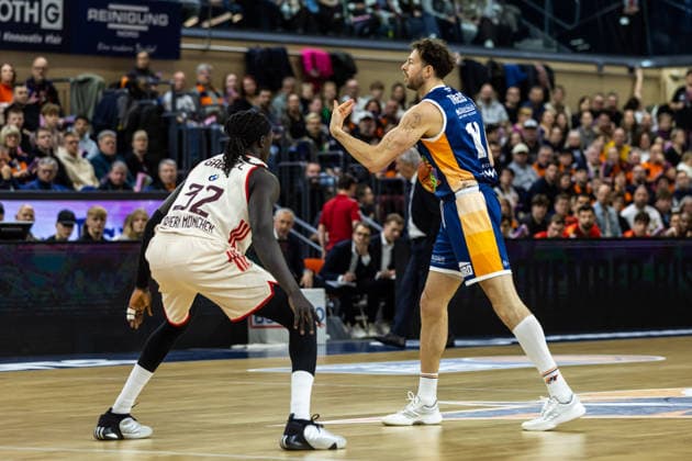 GER, easy Credit Basketball Bundesliga, Rostock Seawolves FC Bayern München Basketball 31 12 2025, Stadthalle, Rostock, GER, easy Credit Basketball Bundesliga, Rostock Seawolves FC Bayern München Basketball Sid Marlon Theis Rostock Seawolves 19 , Wenyen Gabriel FC Bayern München Basketball 32 Foto Alexander Trienitz Rostock Stadthalle Mecklenburg Vorpommern Germany