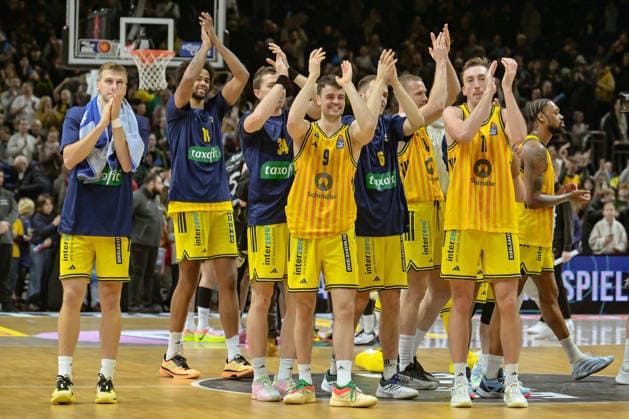 31 12 2025, xlakx, Basketball easyCredit BBL Bundesliga, Alba Berlin Basketball Löwen Braunschweig v l Sam Griesel Alba Berlin ,J Wan Roberts Alba Berlin ,Justin Bean Alba Berlin ,Jonas Mattisseck Alba Berlin ,Malte Delow Alba Berlin ,Moses Wood Alba Berlin Cheering for the win, cheering after the game Berlin Daniel Lakomski