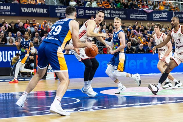 GER, easy Credit Basketball Bundesliga, Rostock Seawolves FC Bayern München Basketball 31 12 2025, Stadthalle, Rostock, GER, easy Credit Basketball Bundesliga, Rostock Seawolves FC Bayern München Basketball Owen Klassen Rostock Seawolves 29 , Johannes Voigtmann FC Bayern München Basketball 7 Foto Alexander Trienitz Rostock Stadthalle Mecklenburg Vorpommern Germany