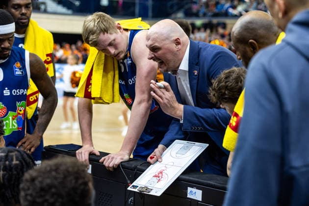 GER, easy Credit Basketball Bundesliga, Rostock Seawolves FC Bayern München Basketball 31 12 2025, Stadthalle, Rostock, GER, easy Credit Basketball Bundesliga, Rostock Seawolves FC Bayern München Basketball Przemyslaw Frasunkiewicz Head Coach , Rostock Seawolves talks to his players Photo Alexander Trienitz Rostock Stadthalle Mecklenburg Vorpommern Germany